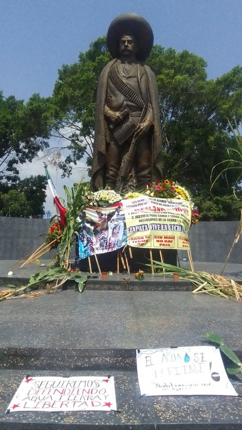 Protesta en la estatua ubicada en Cuautla, Morelos, donde descansan los restos del general Emiliano Zapata. Foto Rubicela Morelos