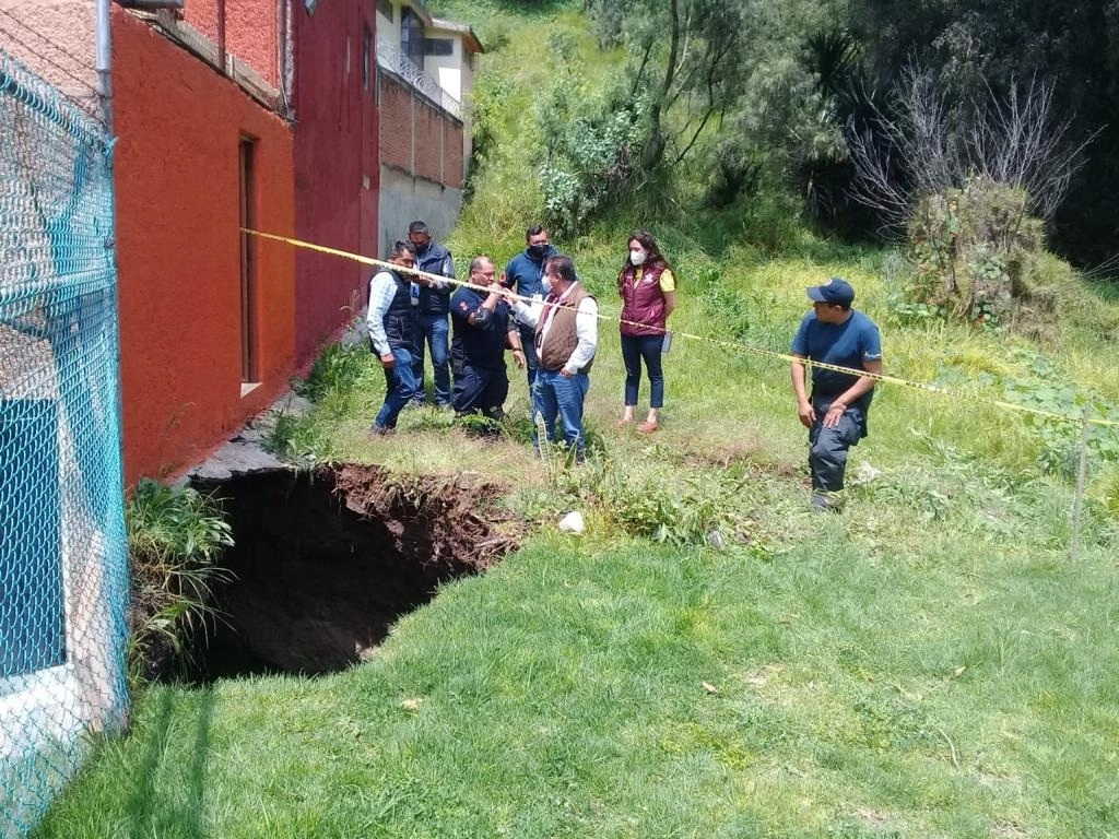 Un deslizamiento de tierra en la calle Rocallosas alertó a vecinos de la zona, quienes exigen a la alcaldía investigar el grado de riesgo en que se encuentran al menos cuatro casas. Foto ‘La Jornada’