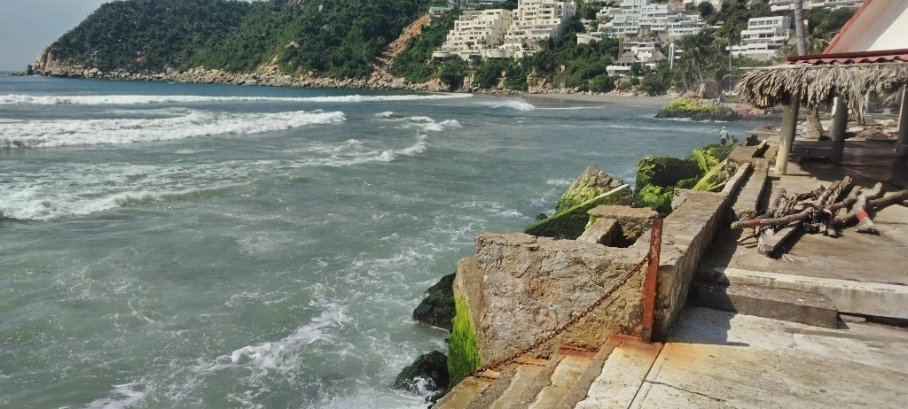 Comerciantes de la playa Revolcadero de Acapulco siguen enfrentado los estragos del paso del huracán 'John'. Foto Héctor Briseño