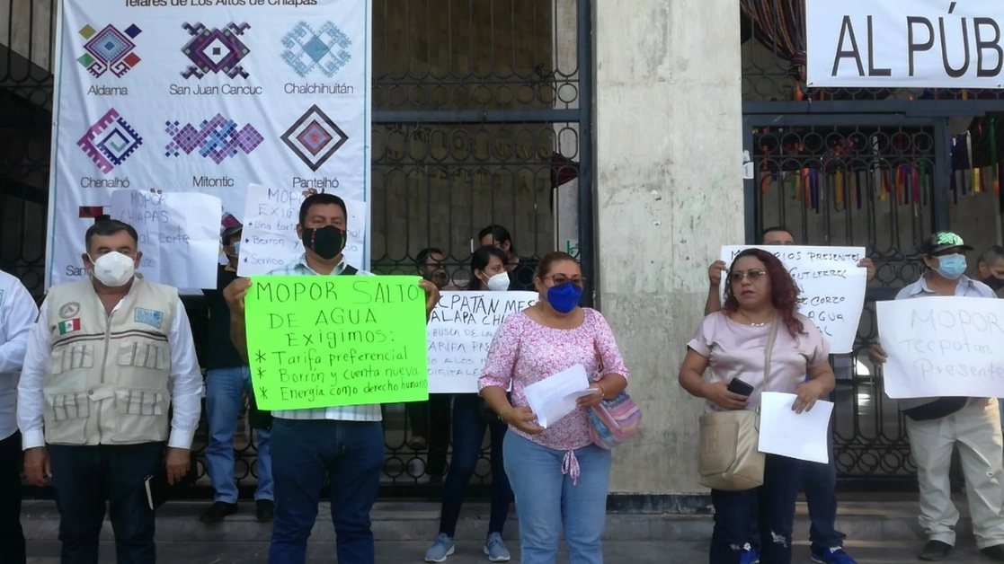 Organizaciones realizaron una protesta frente al Congreso de Chiapas para exigir condonación de adeudos de energía eléctrica, el 19 de agosto de 2021. Foto La Jornada