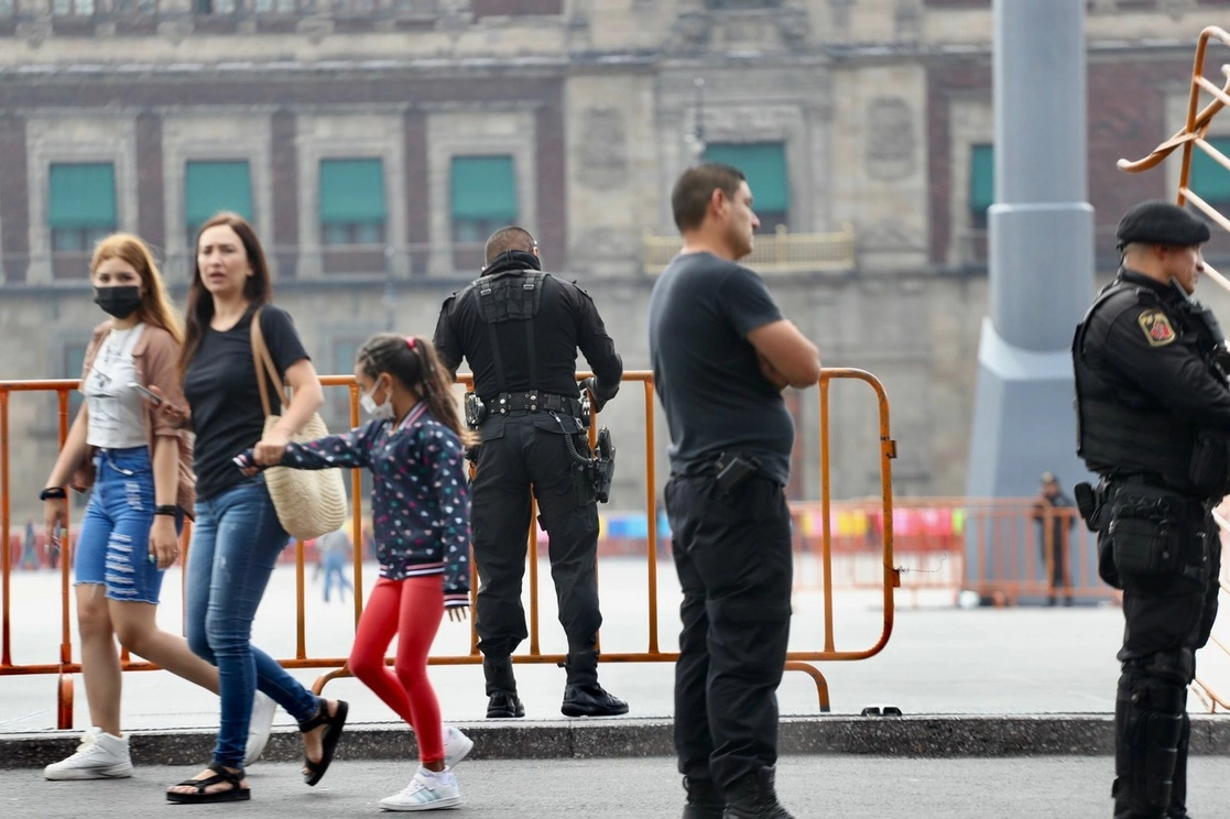 Elementos de la SSC colocan vallas metálicas en el perímetro del Zócalo capitalino, el 27 de junio de 2022. Foto Luis Castillo