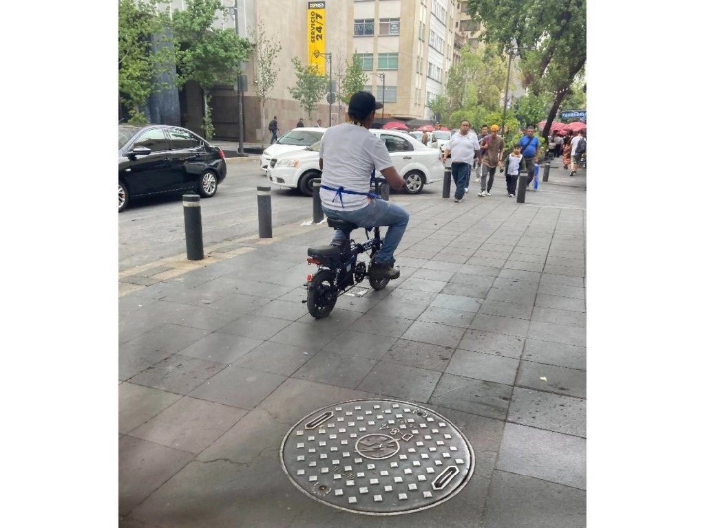 Motociclistas circulan en pasos peatonales incluso en medio de aglomeraciones de gente; esto se puede ver en calles como Independencia, Motolinia, Donceles, Avenidas como Juárez, Cuauhtémoc y muchas otras. Foto Bertha Teresa Ramírez 