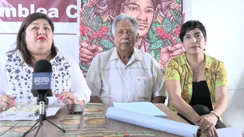 Micaela Cabañas y activistas que encabezan la petición. Foto La Jornada