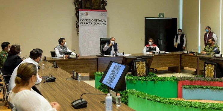 Reunión del Consejo de Protección Civil de Campeche ante el paso de ´Cristóbal’ por el estado. Foto La Jornada