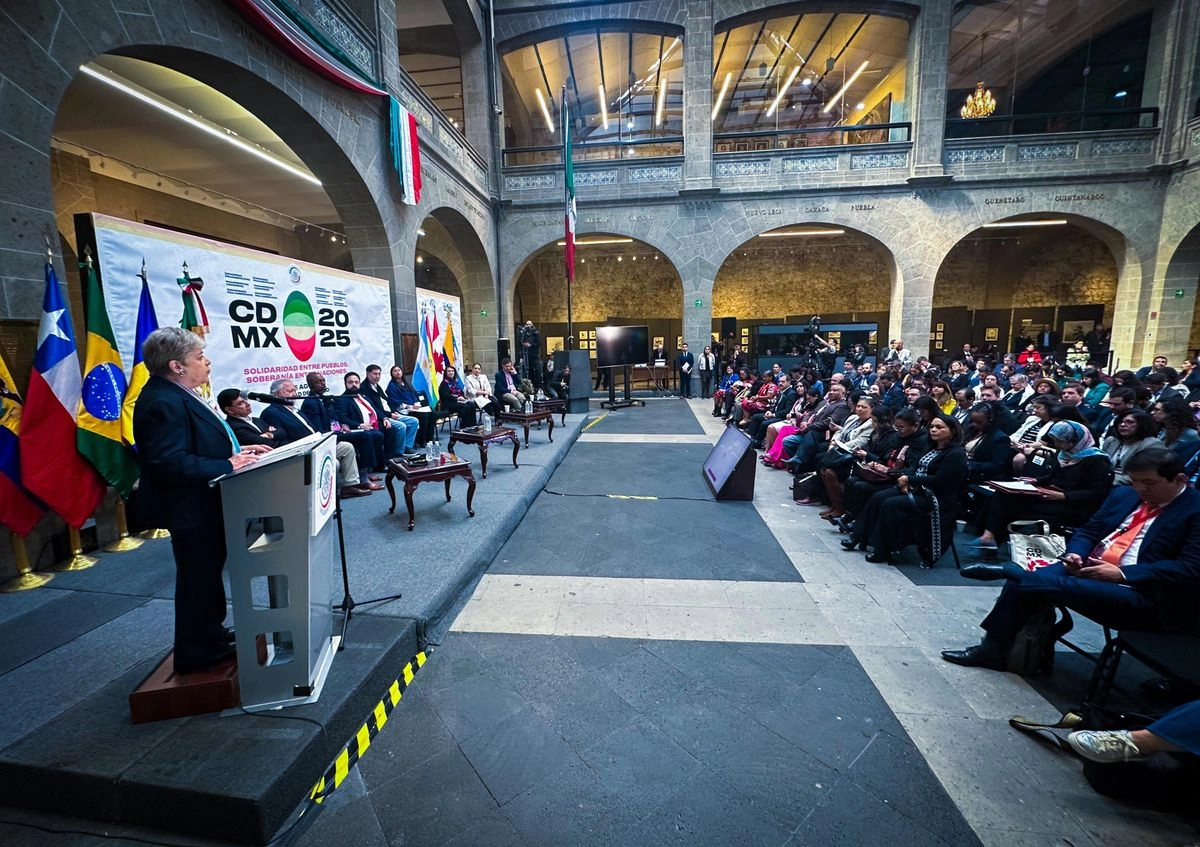 Igualmente, el  secretario de Planeación, Ordenamiento Territorial y Coordinación Metropolitana de la Ciudad de México, Alejandro Encinas Rodríguez, expuso que  este Congreso Panamericano es momento oportuno no sólo para intercambiar experiencias, sino para reflexionar en qué hemos fallado y que ha permitido el regreso de gobiernos neoliberales. Foto 