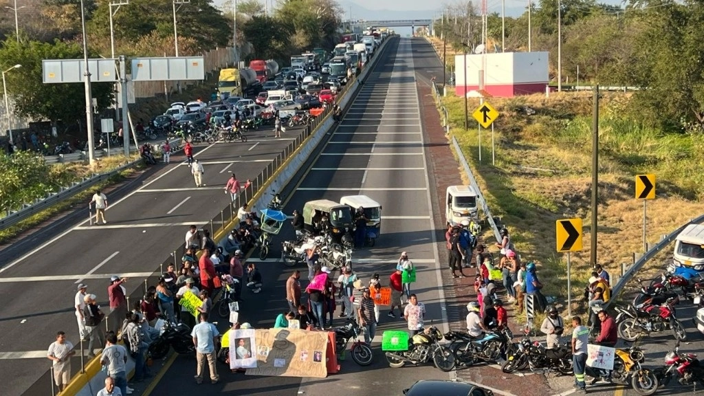 Ambos sentidos de la autopista A Cuernavaca fueron bloqueados por amigos y familiares de dos motociclistas atropellados. Foto Rubicela Morelos