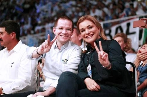 En imagen de archivo, Ricardo Anaya Cortés, y María Eugenia Campos Galván, candidata del PAN a la alcaldía de Chihuahua, durante un acto proselitista. Foto tomada de la cuenta de Facebook de Campos Galván.