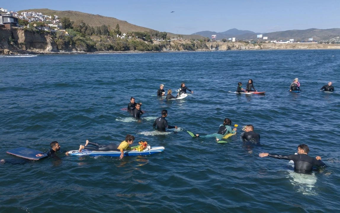 En el Día Internacional del Surfing, activistas y académicos hicieron un llamado para proteger el mar de Ensenada y rechazaron el proyecto de ampliación del puerto El Sauzal, argumentando que las playas de la zona pueden quedar cubiertas de concreto. Foto 