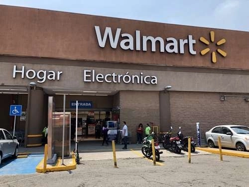La tienda Walmart que ofrece el servicio de el 'super hasta tu casa'. Foto Yazmín Ortega / Archivo