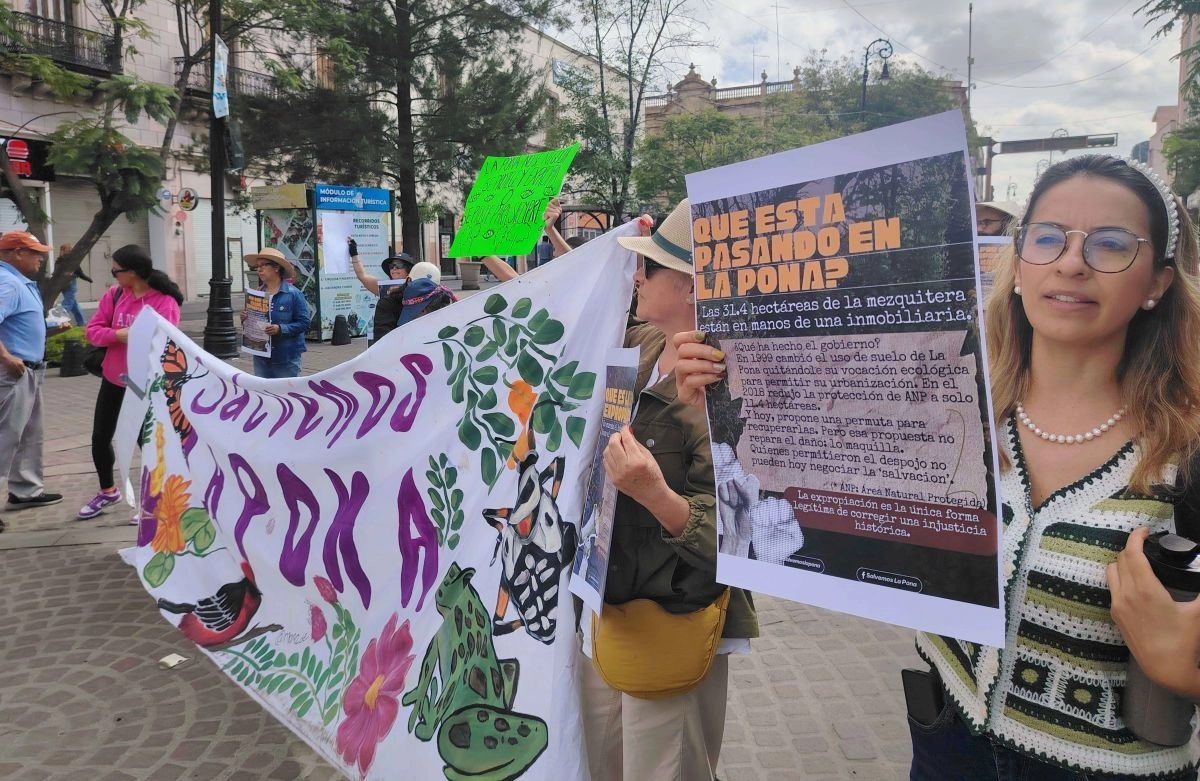  Ambientalistas marcharon por la avenida Madero, en la ciudad de Aguascalientes, para exigir que el gobierno estatal no permute el predio de la mezquitera La Pona, considerado uno de los principales pulmones de esta urbe. Foto