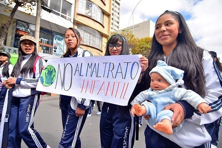 Participantes en una marcha contra violencia infantil en imagen de archivo. Foto La Jornada