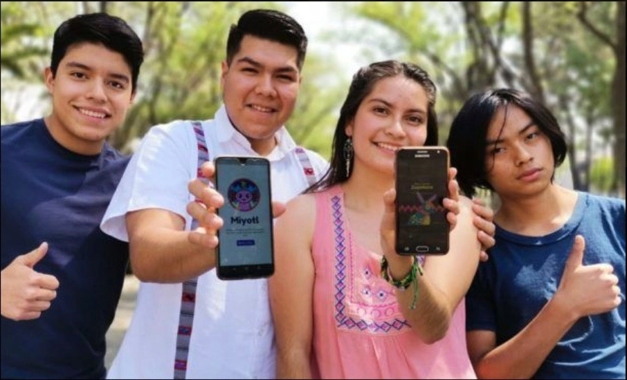 Estudiantes de la Universidad Autónoma Chapingo, creadores de la aplicación “MiyotlApp: Aprende una lengua mexicana”, solicitaron a la SEP incluirla en sus programas para el uso en las aulas de clase del país. Foto ‘La Jornada’