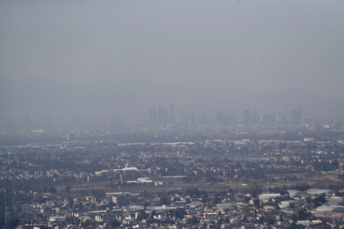 La Dirección General de Calidad del Aire llamó a los habitantes del Valle de México a evitar la quema de pirotecnia, que es una de las principales causas que elevan los índices de contaminación. Foto Luis Castillo