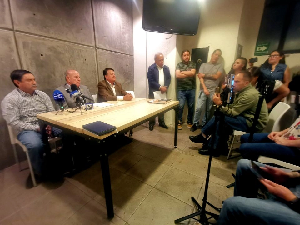 Algunos de los académicos en rueda de prensa. Foto