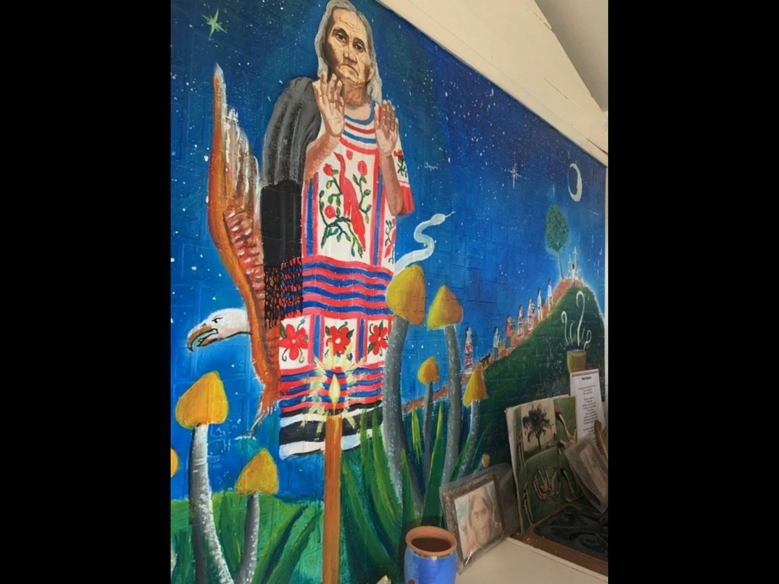 Mural de María Sabina García, la curandera que usaba hongos alucinógenos en sus ceremonias de sanación. Foto La Jornada