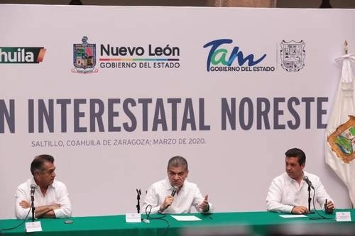 Los gobernadores Jaime Rodríguez Calderón, de Nuevo León; Miguel Ángel Riquelme, de Coahuila, y Francisco Javier García Cabeza de Vaca, de Tamaulipas, ayer, durante la segunda Reunión Interestatal Noreste en materia de salud, realizada en el palacio de gobierno en Saltillo. Foto Leopoldo Ramos