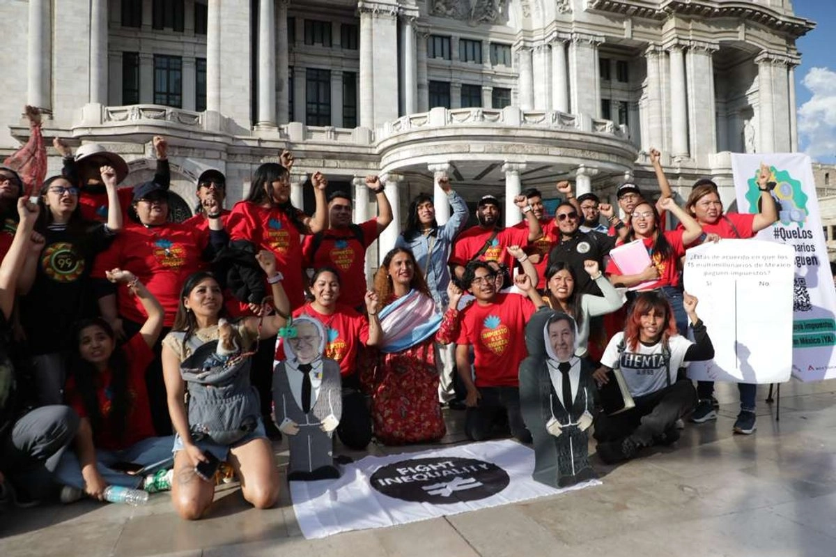 La Alianza contra la desigualdad México y otras organizaciones realizan la Acción Icónica por el impuesto a multimillonarios en la explanada del Palacio de Bellas Artes. El 11 de octubre de 2025. Foto 