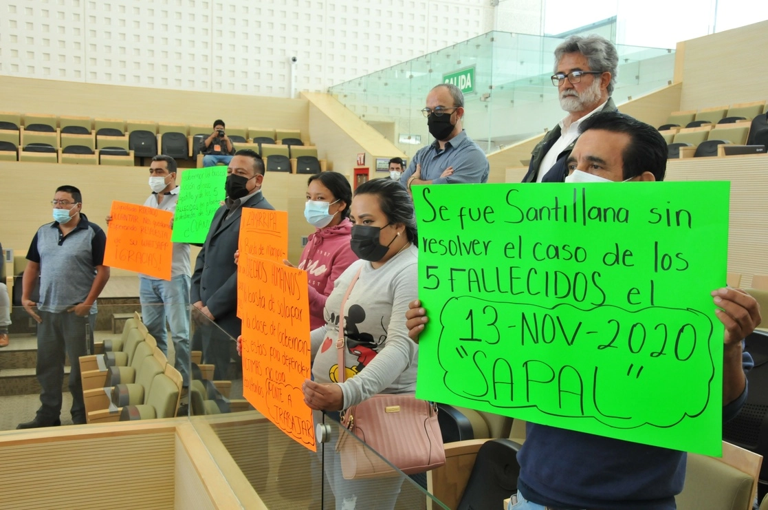 Protesta de familiares fallecidos en la planta de tratamiento de aguas residuales en el Congreso del Estado de Guanajuato. Foto Carlos García