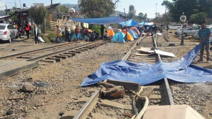 Por más de 50 días, grupos de normalistas y magisteriales de Michoacán mantienen bloqueadas las vías del tren. Foto Ignacio Juárez