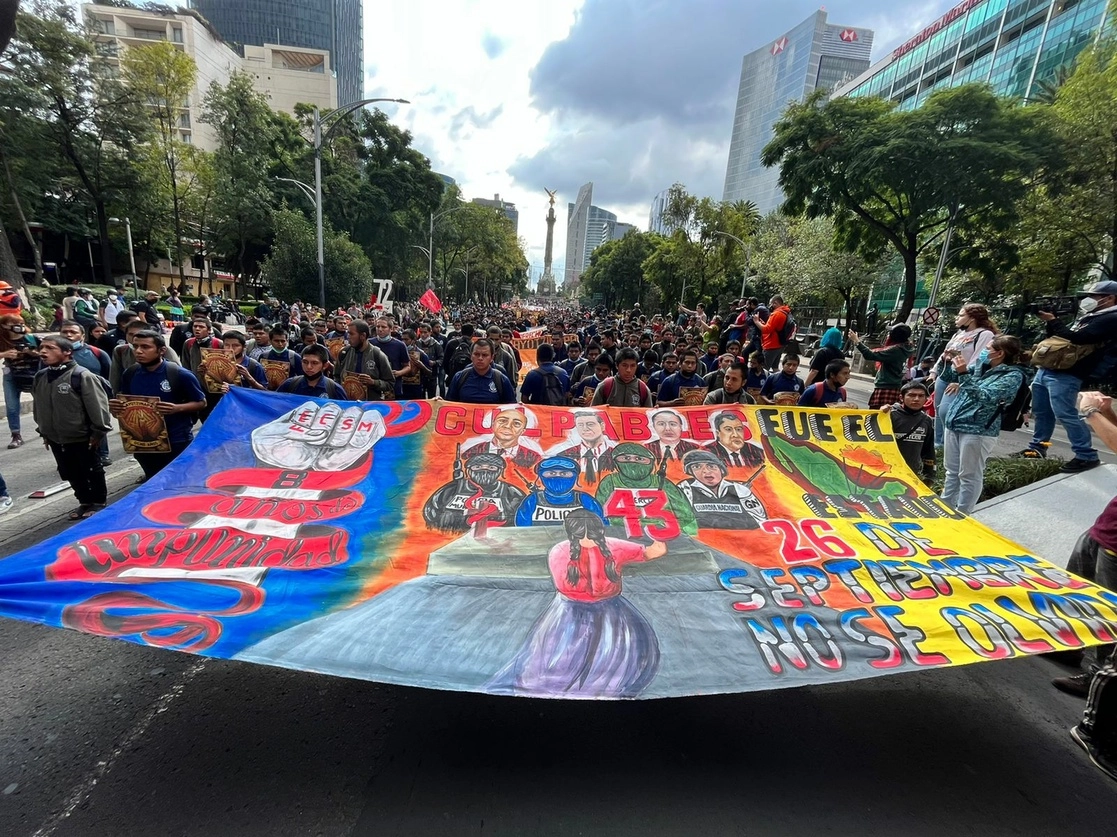 En la CDMX más de 7 mil personas se sumaron a la marcha por la justicia a ocho años de la desaparición de los 43 normalistas de Ayotzinapa. Foto Luis Castillo
