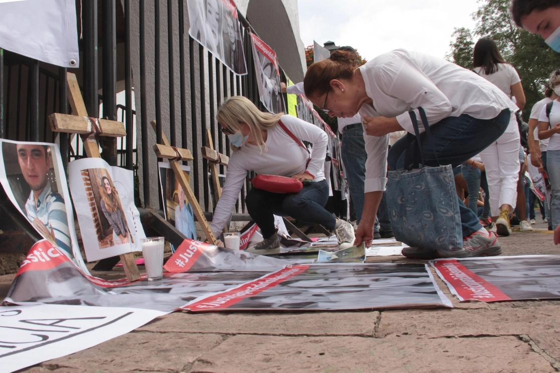 Tras la muerte de tres jóvenes embestidos por un carro, ciudadanos de Guadalajara piden castigo para quien participe en arrancones clandestinos. Foto Arturo Campos Cedillo