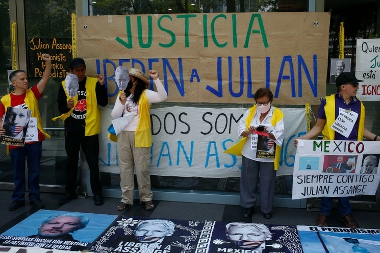 Activistas exigen que Julian Assange sea liberado. Foto José Antonio López