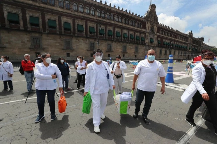 Integrantes de la Unión Nacional de Trabajadores por la Salud (UNTS) se manifestaron este domingo frente a Palacio Nacional, en la Ciudad de México, para exigir la liberación del médico Gerardo Vicente Grajales Yuca, quien fue vinculado a proceso en Chiapas, acusado de abuso de autoridad. Foto Marco Peláez