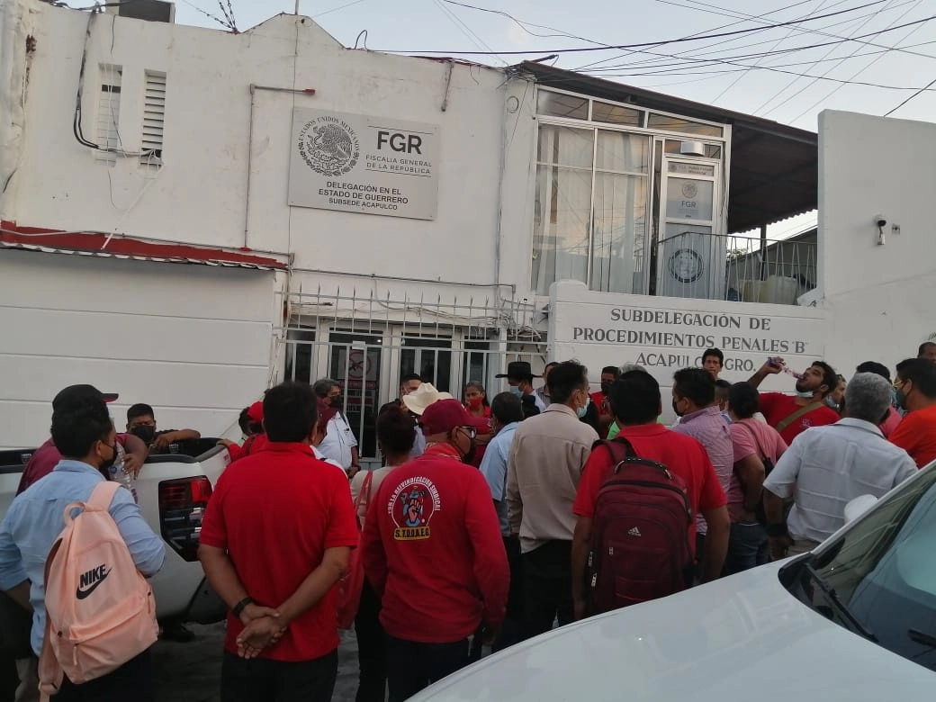 Integrantes de organizaciones sociales se manifiestan en el exterior de la delegación de la FGR en Acapulco, para exigir la liberación de Efraín Rey Fuentes López. Foto La Jornada
