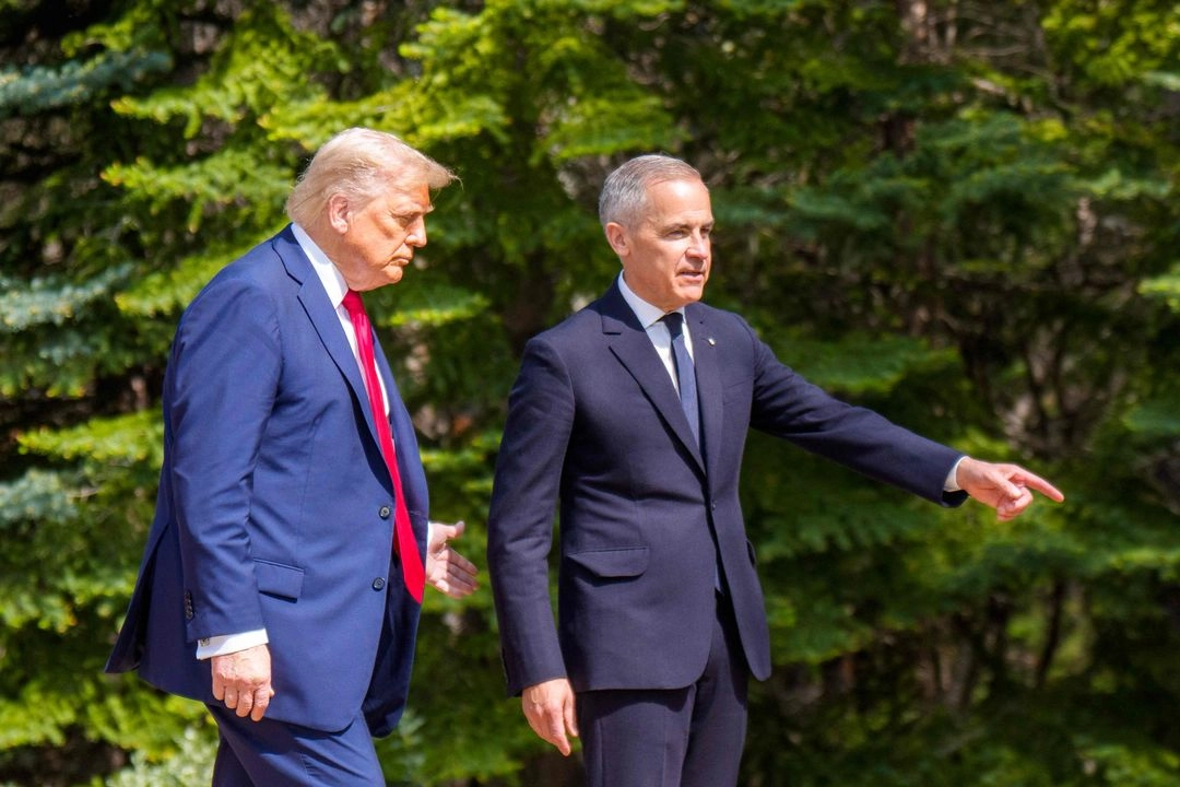 El presidente de Estados Unidos, Donald Trump (izq.), y el primer ministro canadiense, Mark Carney, aparecen en la imagen durante la Cumbre del Grupo de los Siete (G7) en el Pomeroy Kananaskis Mountain Lodge en Kananaskis, Alberta, Canadá, el 16 de junio de 2025. Foto 