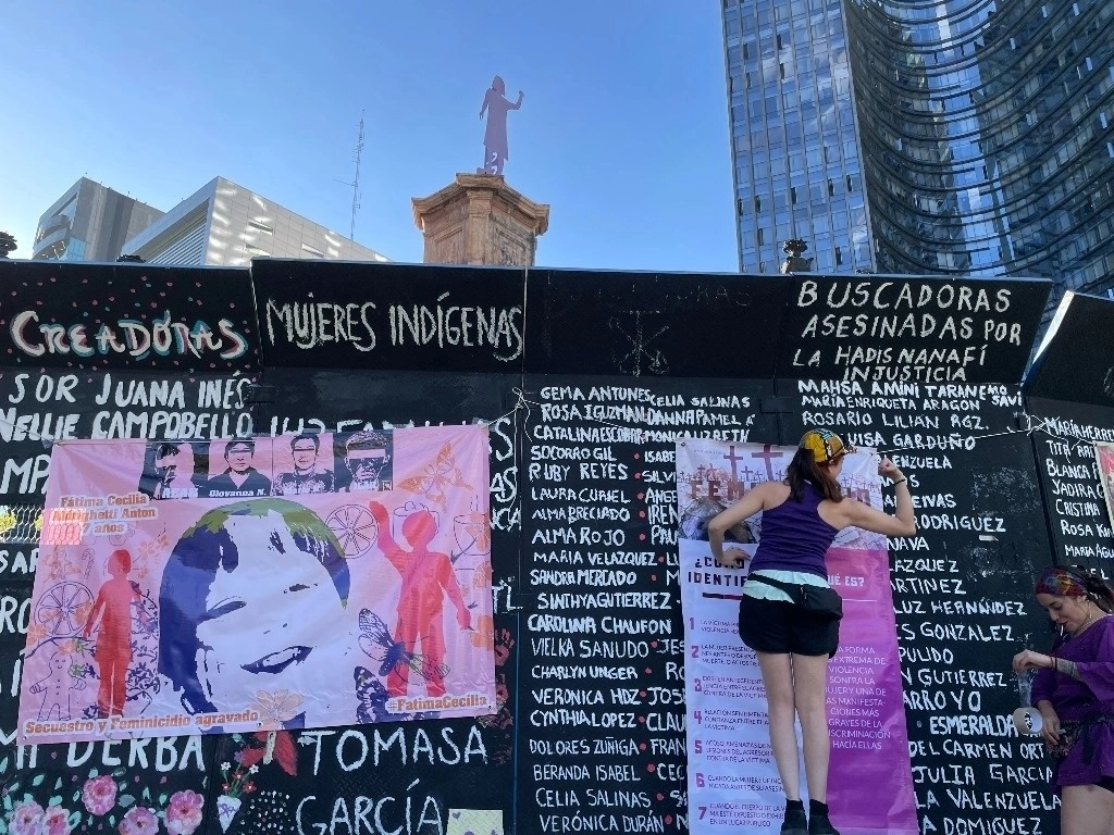 Mencionaron que, “aquí estamos las mujeres que luchamos por verdad y justicia, hemos estado aquí siempre, no es desde el poder desde donde se nos legitima, sino en nuestras acciones diarias para la construcción de un mejor país para todas, desde abajo”. Foto Roberto García 