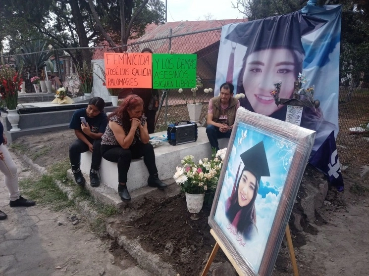 Familiares conmemoran el primer aniversario del feminicidio de Karen Itzel Rodríguez Barrales en el panteón Tláhuac el 19 de mayo de 2023. Foto Tania Molina Ramírez / Archivo