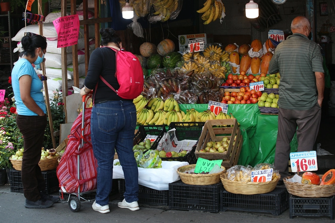 Compras en el mercado Jamaica, en la Ciudad de México, el 6 de septiembre de 2021. Foto María Luisa Severiano