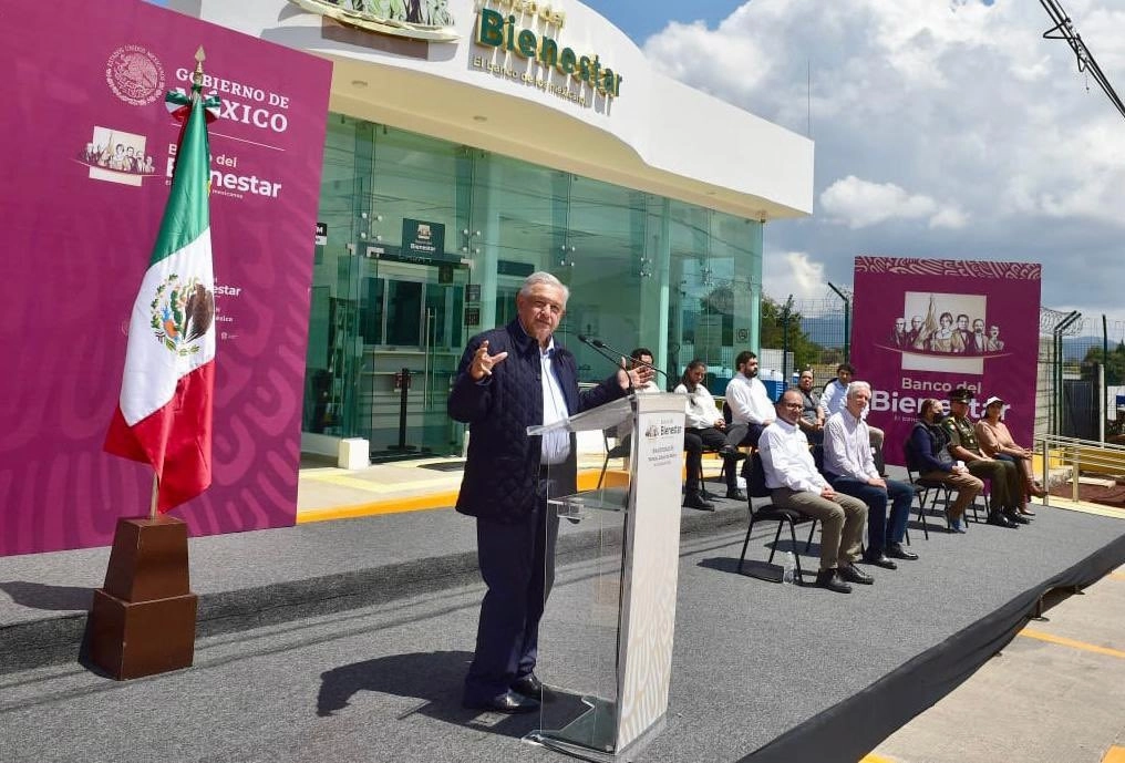 En la inauguración de una sucursal del Banco del Bienestar en Morelos, Estado de México, pobladores le pidieron al presidente Andrés Manuel López Obrador relegirse por seis años más. Foto tomada del Twitter de @MRocioGP