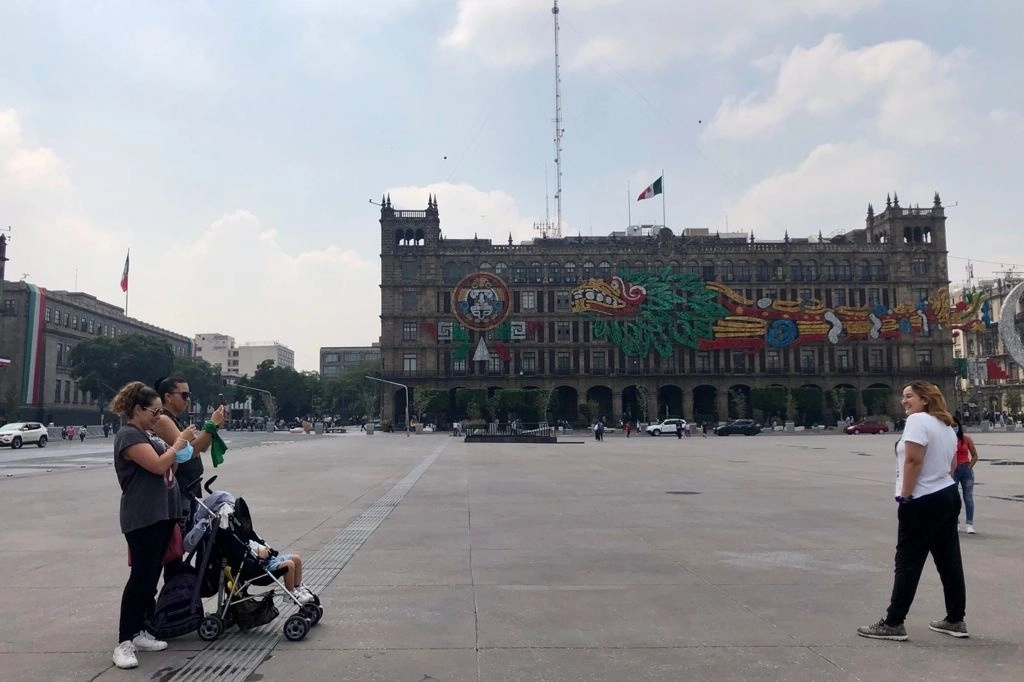 Turistas se toman fotos en el Zócalo, en el Centro Histórico de la Ciudad de México. Foto Luis Castillo /Archivo