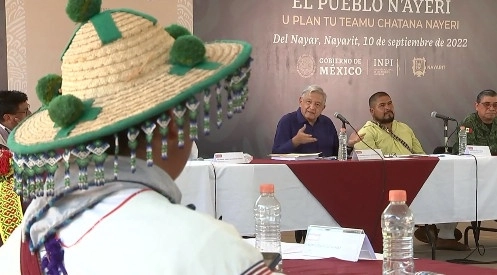 Con un llamado a terminar con el racismo, el presidente Andrés Manuel López Obrador encabezó la exposición del Plan de Justicia para el Pueblo N´ayeri (cora), en el municipio del Nayar, Nayarit. Captura de pantalla de la cuenta de Twitter @lopezobrador_