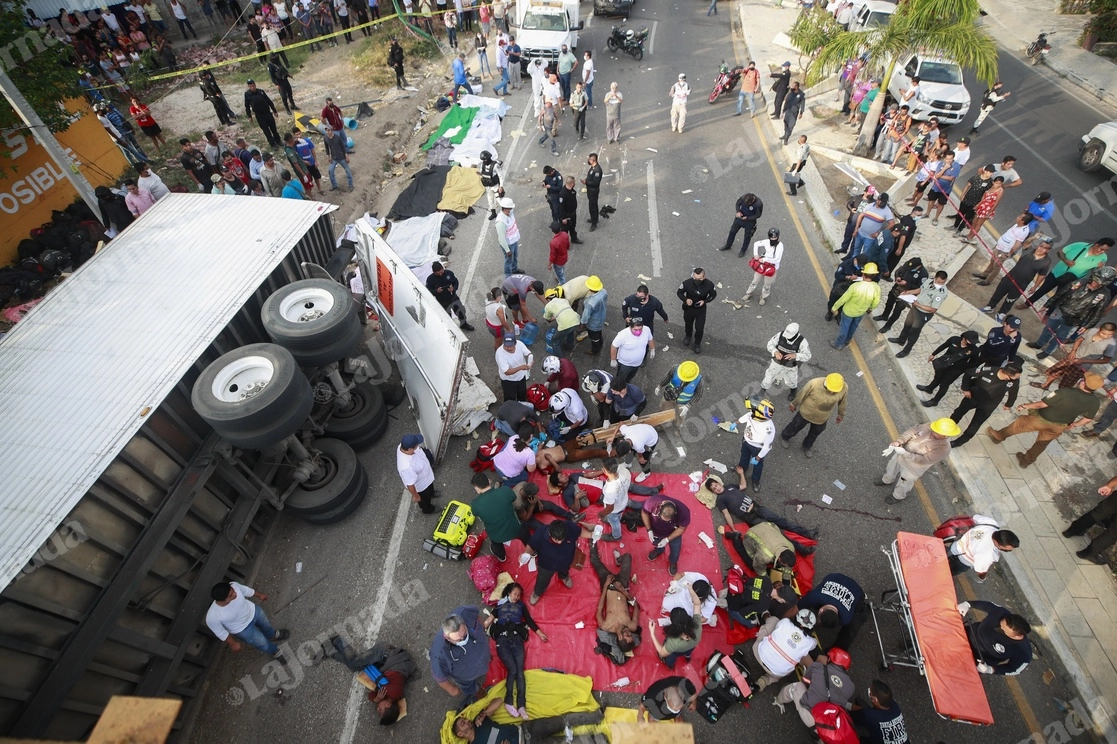 Cuerpos de emergencia atienden a lesionados por el accidente en carretera de Chiapas, registrado la tarde del nueve de diciembre, donde fallecieron 55 migrantes. Foto Víctor Camacho