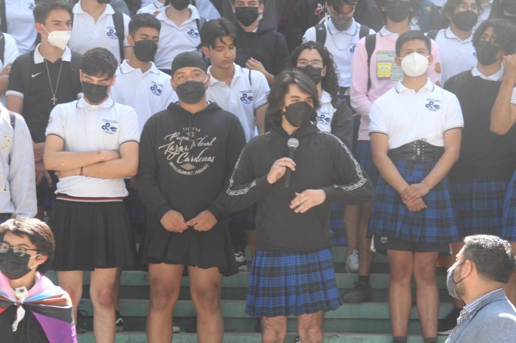 Las alumnas prestaron las faldas a los varones que quisieron vestirlas durante una movilización que se organizó en los patios de la preparatoria Lázaro Cárdenas. Foto Omar Martínez / La Jornada Baja California