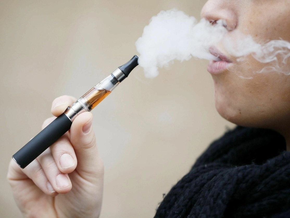 Los vapeadores no deben tener el mismo tratamiento y control regulatorio que los productos del tabaco porque “son más dañinos”, entre otras razones porque los fabricantes no declaran con puntualidad las sustancias que utilizan y pueden provocar daños la salud, dijo Pablo Quiroga, comisionado de Fomento Sanitario de la Cofepris.  Foto Afp / Archivo