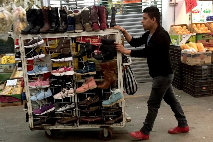 Vendedor de zapatos en la Ciudad de México. Foto José Antonio López/ Archivo