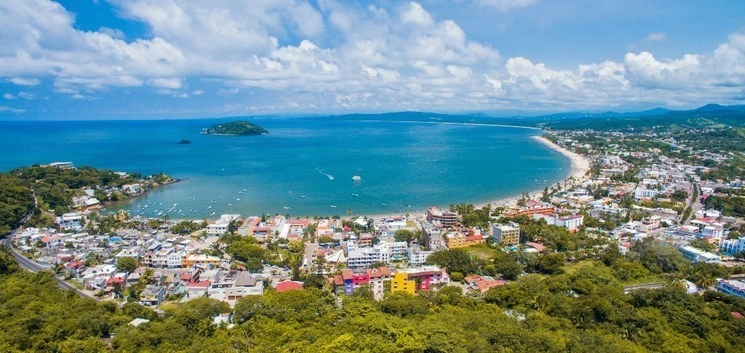 La Isla del Coral y la playa Rincón de Guayabitos, ambas ubicadas en Nayarit. Foto La Jornada