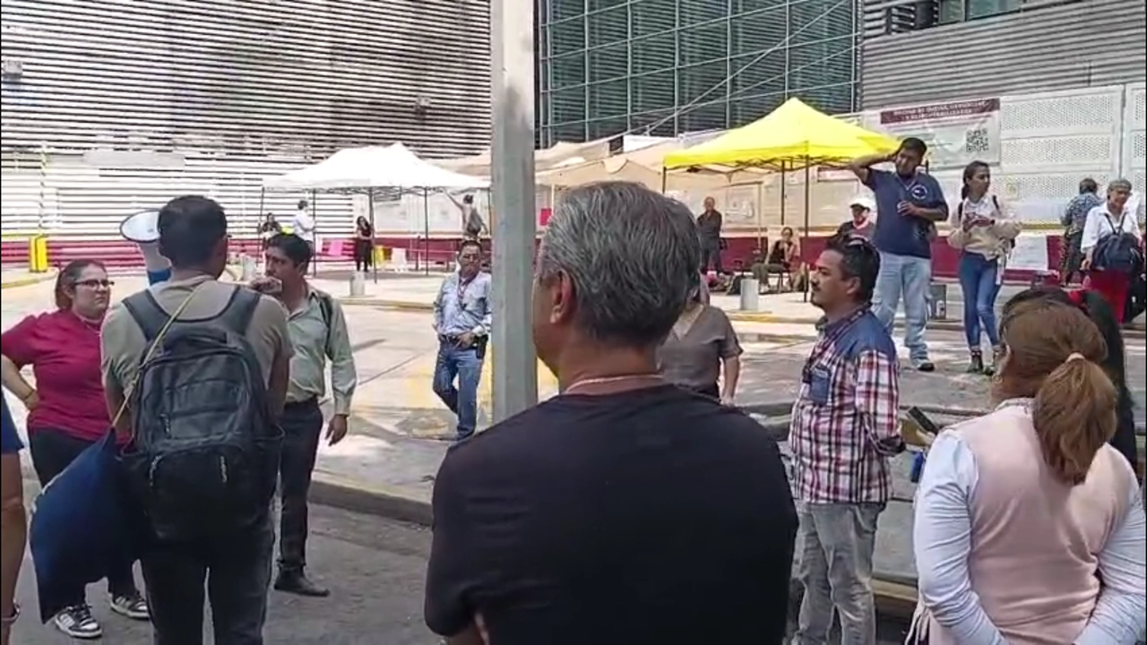 Trabajadores de la Junta Federal de Conciliación y Arbitraje bloquearon el Eje 4 para protestar por 189 casos de despidos injustificados. Foto 