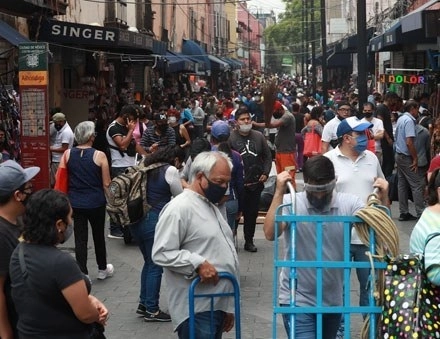 Aglomeración de personas principalmente detrás de Palacio Nacional, en las calles de Academia y Corregidora. Foto María Luisa Severiano