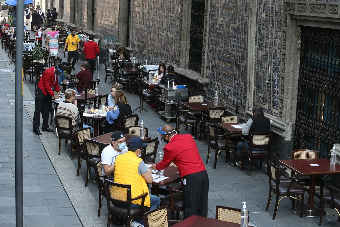 Restaurantes ofrecen servicio al aire libre en el Centro Histórico durante el semáforo naranja en la Ciudad de México. Foto María Luisa Severiano