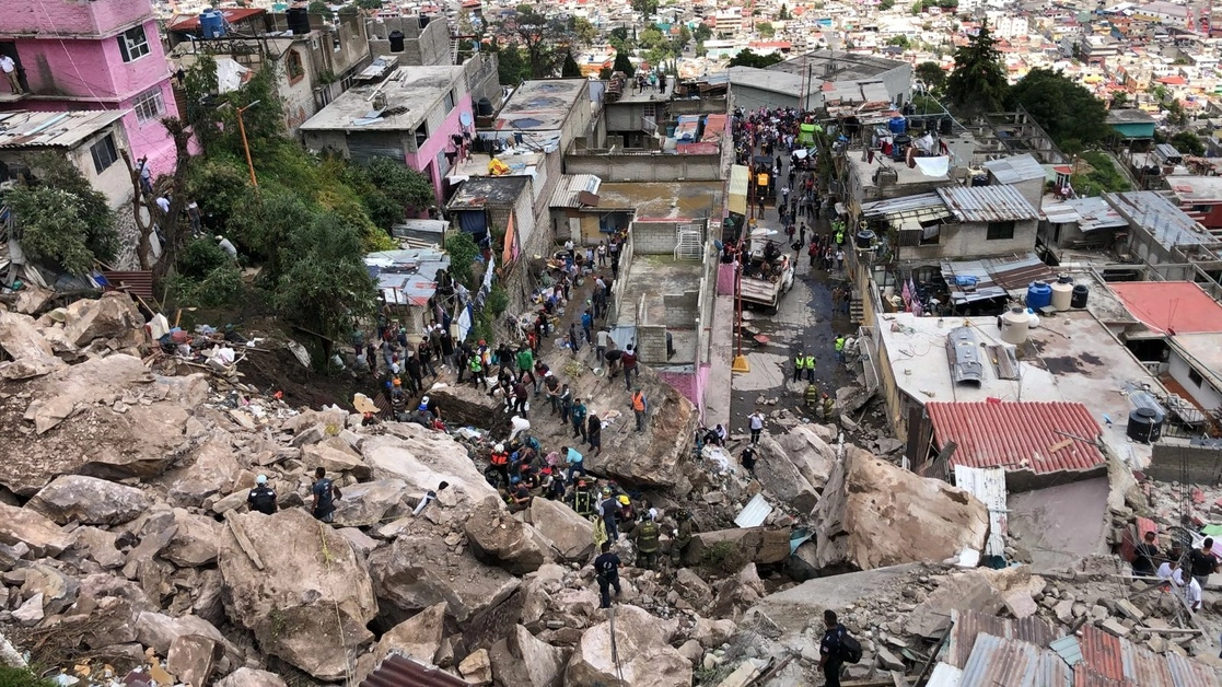 El ayuntamiento de Tlalnepantla solicitó al Congreso mexiquense se apruebe la donación de un predio para reubicar a los damnificados por el desplazamiento de rocas en el cerro del Chiquihuite. Foto Alfredo Domínguez / Archivo