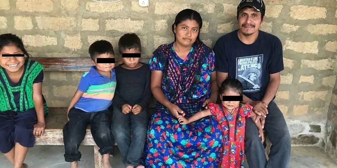 Simón Pedro junto a su familia en imagen de archivo. Foto La Jornada
