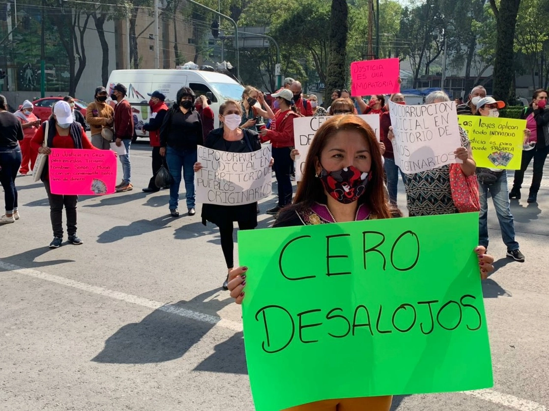 Afectados por desalojos en la Ciudad de México protestan afuera del edificio del Poder Judicial, ubicado sobre la avenida Niños Héroes, en exigencia al derecho a una vivienda digna, el 21 de abril de 2021. Foto Alfredo Domínguez