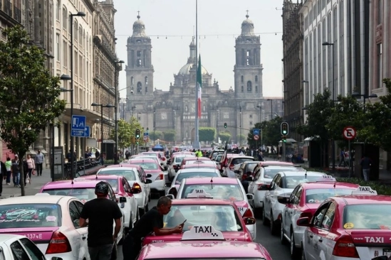 Miembros del Movimiento Nacional Taxista (MNT) en el Zócalo Capitalino.