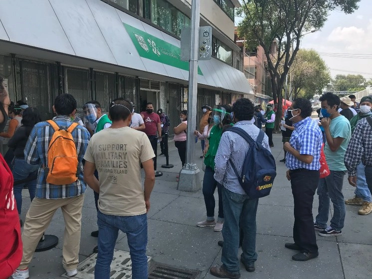 Trabajadores tratan de obtener una ayuda económica afuera de la Secretaría del Trabajo y Fomento al Empleo. Foto Bertha Teresa Ramírez