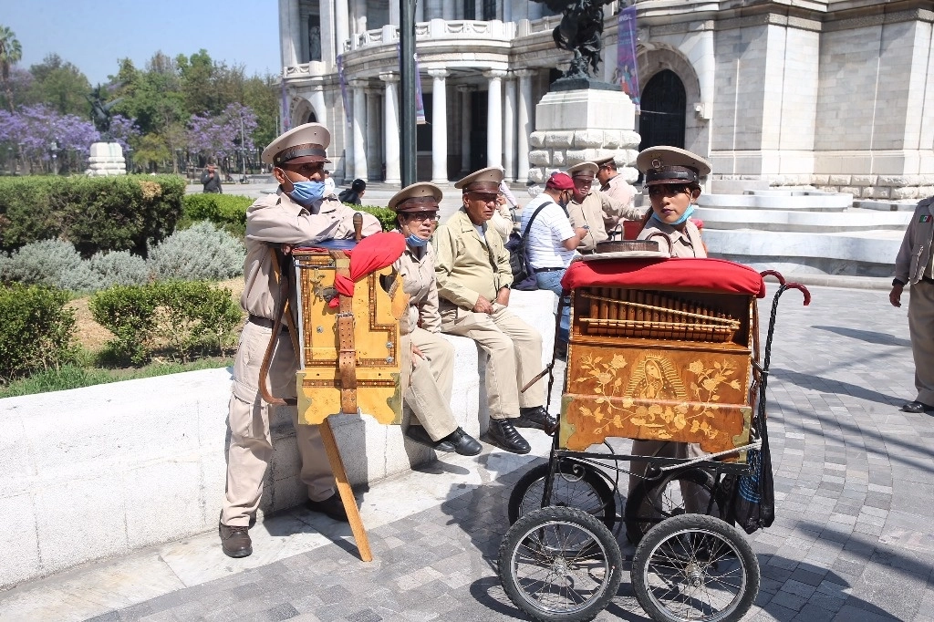 Organilleros frente al Palacio de Bellas Artes. Foto Jesús Villaseca / Archivo