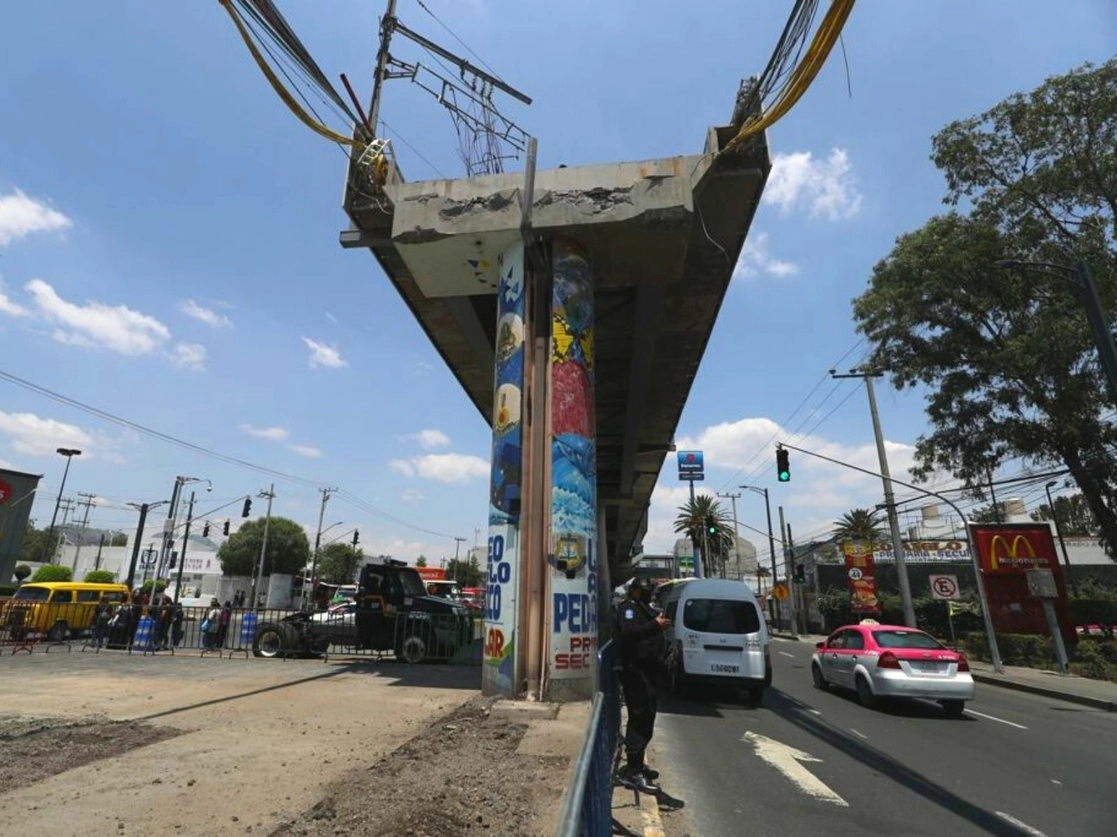 En el primer informe que recibió Claudia Sheinbaum, jefa de Gobierno de la Ciudad de México, de la empresa noruega DNV sobre las causas del desplome del viaducto elevado entre las estaciones Tezonco y Olivos de la línea 12 del Metro, se destacan las deformaciones y fracturas en las vigas del puente de concreto-acero en las trabes sur y norte. Foto Yazmín Ortega Cortés